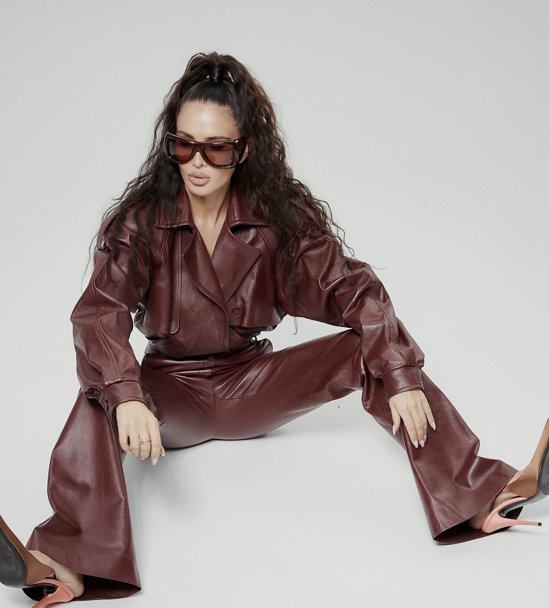 Burgundy leather suit - фото 3