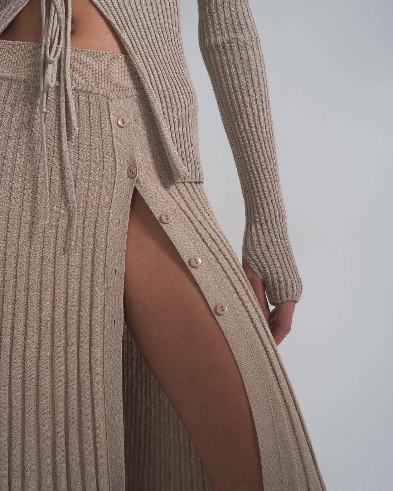Pleated skirt with button slit - фото 2