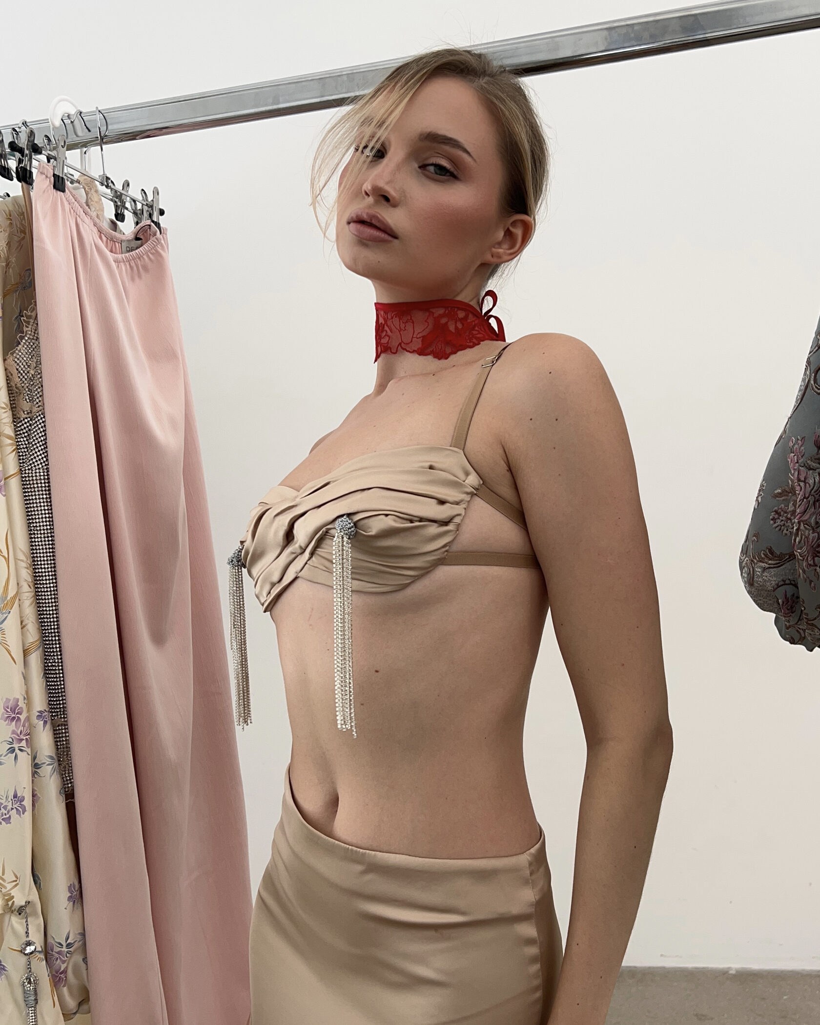 ТОП AVANT CHERRY АВАНТ ЧЕРРИ С КИСТЯМИ ИЗ СТРАЗ — Nastraze