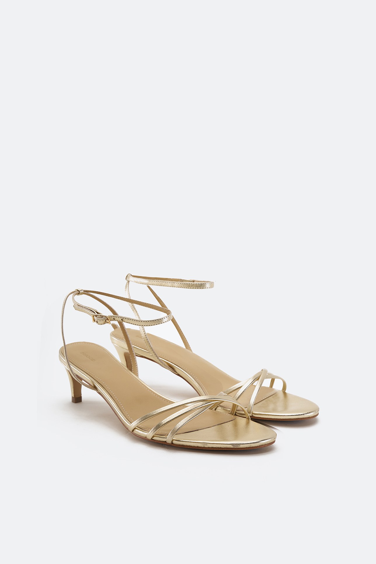Босоножки на среднем каблуке золотого цвета - фото 3